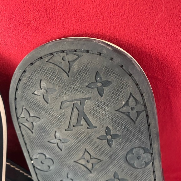 Louis Vuitton Navy Blue Leather and Logo
Embossed Rubber Thong Flats men - Picture 4 of 7